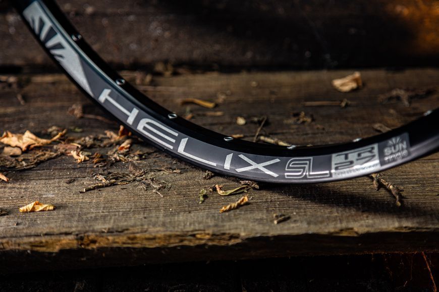 Обід SUNringl&eacute; Helix TR27 SL 29", 622x24, 32 отв, пістонований, чорний, анодований, tubeless ready