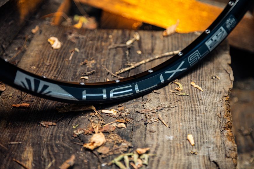 Обід SUNringl&eacute; Helix TR27 SL 29", 622x24, 32 отв, пістонований, чорний, анодований, tubeless ready